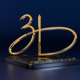Goldene 3D-Skulptur auf dunkler Marmorplatte vor dunkelblauem Hintergrund.